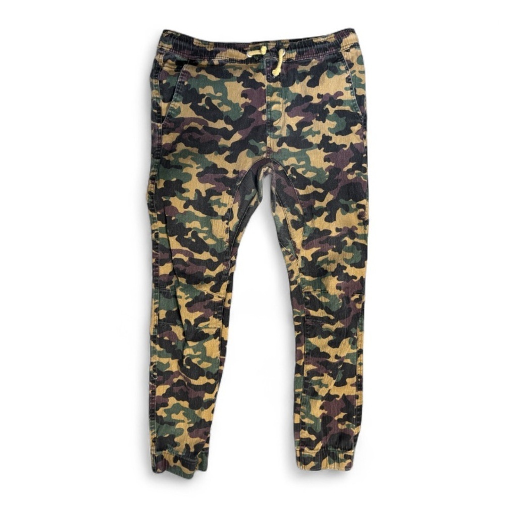 Camo Low Rise Joggers. Size Large. Drawstring waist. . SKU 17